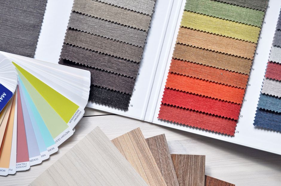 Paleta de telas y maderas para un proyecto de interiorismo