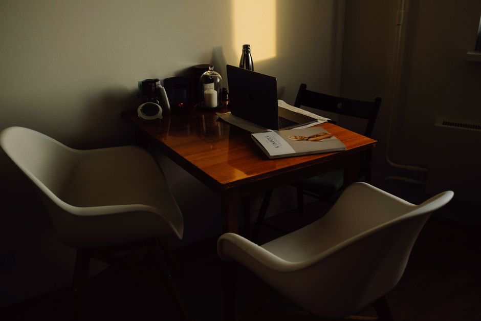 Escritorio en estudio con librero de fondo