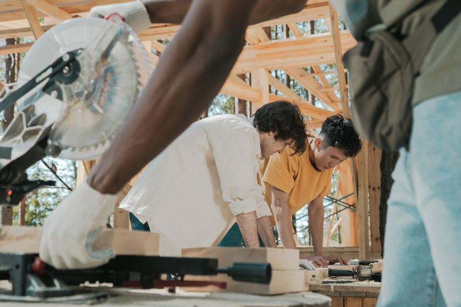 Equipo de carpinteros trabajando en el taller de Nova Interior