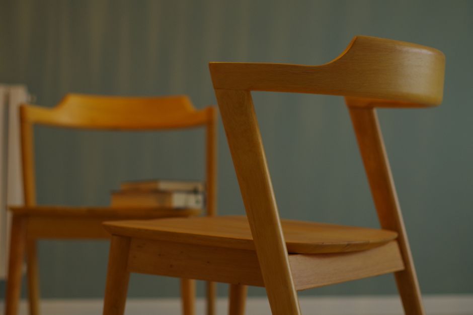 Par de sillas Michoacán de encino con asiento de ixtle tejido